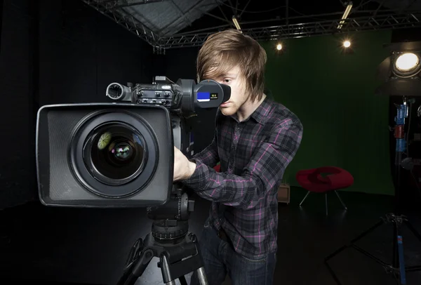 L'uomo guarda nel mirino di una TV Studio Camera — Foto Stock