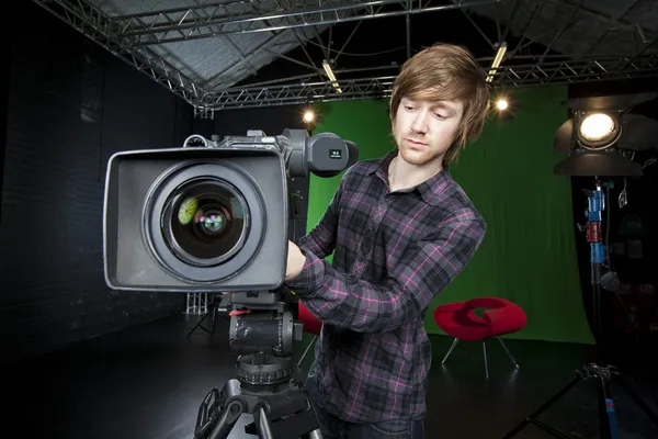Adam bir tv stüdyosu kamera hazırlanıyor — Stok fotoğraf