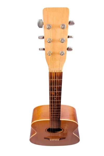 Акустическая гитара на белом — стоковое фото
