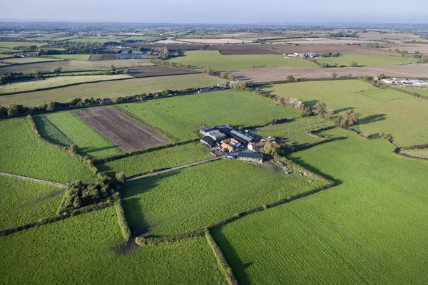 Vista aérea da fazenda e campos — Fotografia de Stock