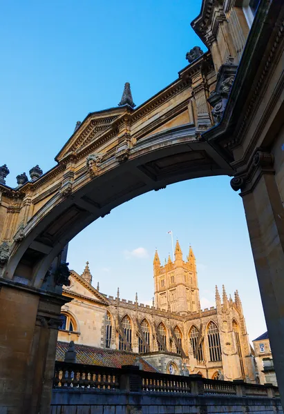 Bath Abbey framed by arch — Stock Photo, Image