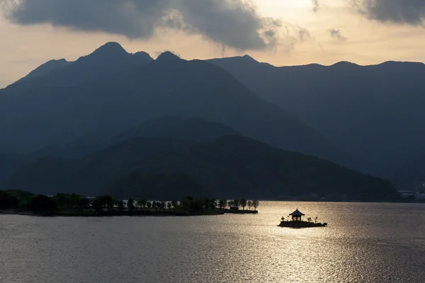 Wyspa Sanktuarium w jezioro kawaguchi — Zdjęcie stockowe