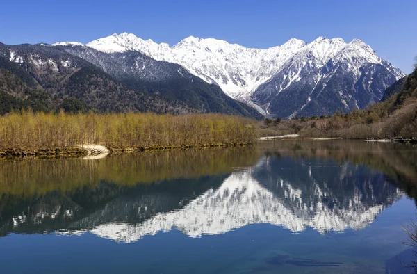 Гірський масив, відображений в озері — стокове фото
