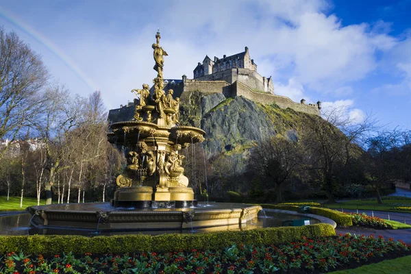 Ross fontän och Edinburgh slott — Stockfoto