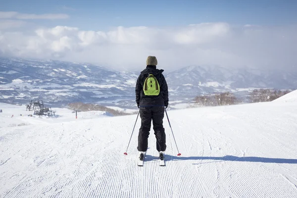 Skiër sets af naar beneden een piste in niseko, japan — Stockfoto