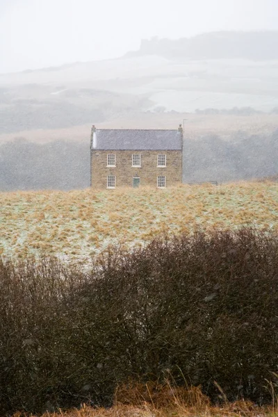 Steinbauernhaus gegen verschneite englische Landschaft — Stockfoto