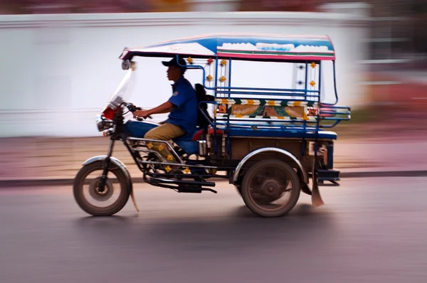 Rörelseoskärpa tuktuk — Stockfoto