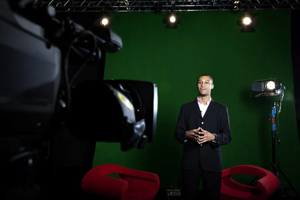 Presentator in tv-studio — Stockfoto