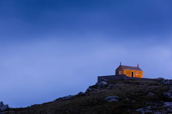 Hus på stenig kulle på natten — Stockfoto