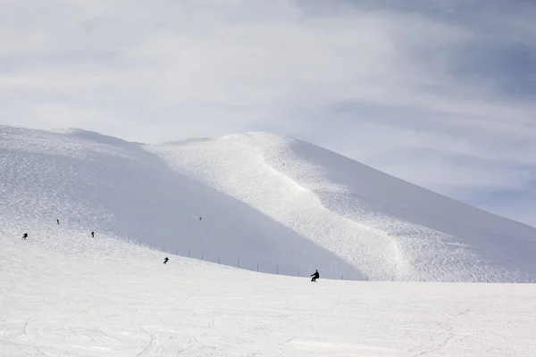 A vypínat sjezdovky lyžařské svahy ve městě niseko Japonsko — Stock fotografie