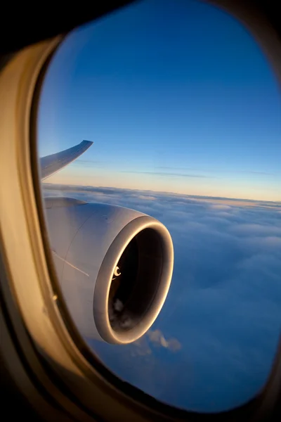 飛行機の窓から見る — ストック写真