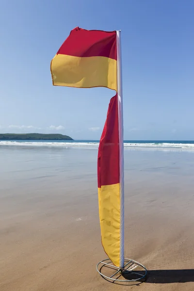 Παραλία κόκκινη και κίτρινη σημαία ασφάλεια — Φωτογραφία Αρχείου