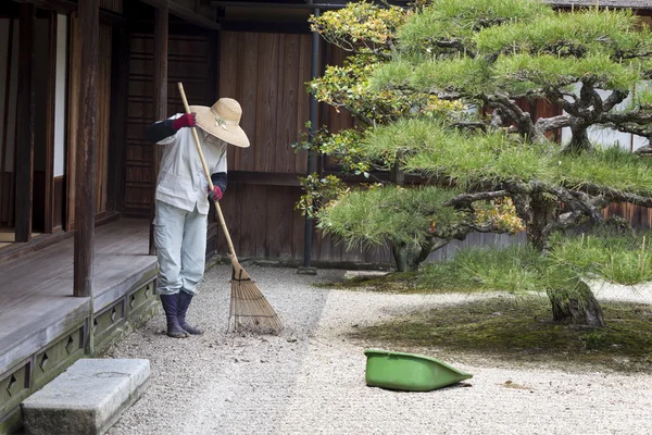 Gärtner harkt japanischen Garten — Stockfoto