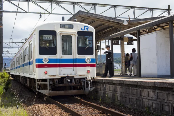 JR Train на станции Митаки, Япония — стоковое фото