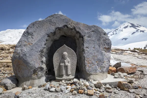 Estatua budista de piedra en las montañas — Foto de Stock