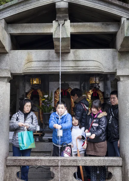 Trinken von heiligem Wasser in otowa-no-taki, Kyoto — Stockfoto