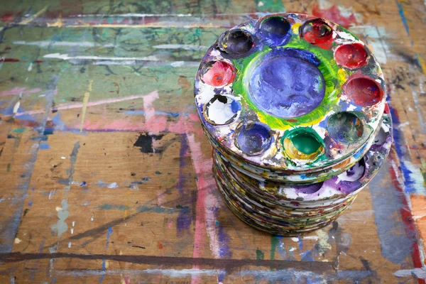 School Paint Mixing Trays Piled on a Board — Stock Photo, Image