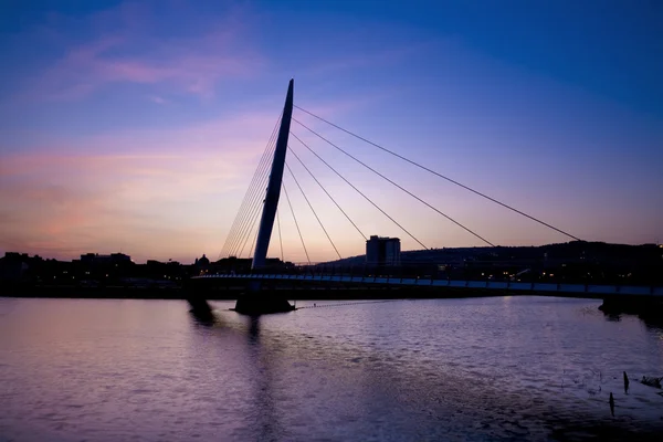 Schwanensee-Segelbrücke bei Sonnenuntergang — Stockfoto