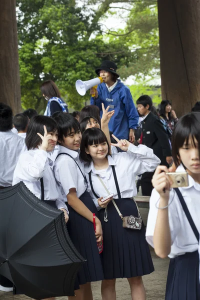 Japonský školní děti na návštěvu chrámu — Stock fotografie
