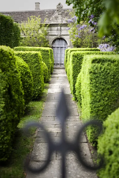 Resmi bir bahçe kapısında — Stok fotoğraf