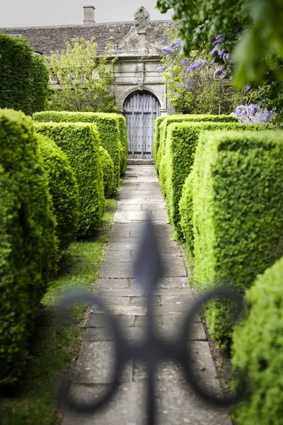 Deuropening in een formele tuin — Stockfoto