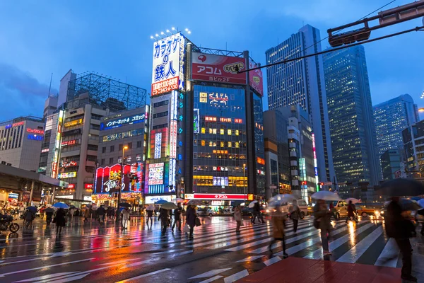 Pedoni che attraversano la strada piovosa di Shinjuku, Tokyo — Foto Stock