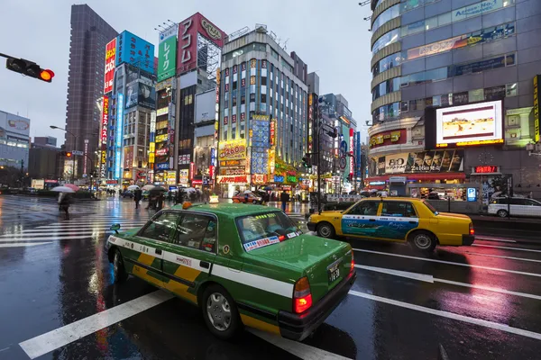 Taxi's op regenachtige straat in shinjuku, Tokio — Stockfoto