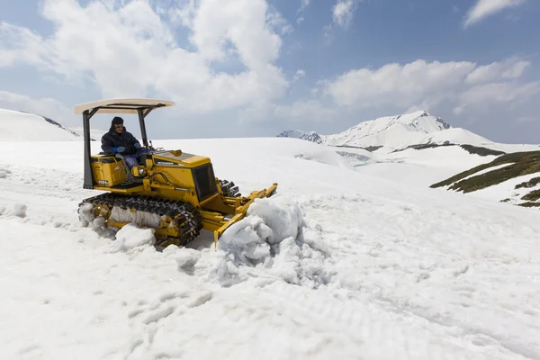 Bulldozer clears snow on Mount Tateyama, Japan — Stock Photo, Image