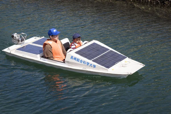 Solar powered båt — Stockfoto