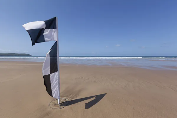 Μαύρο και άσπρο surf ζώνη σημαία — Φωτογραφία Αρχείου