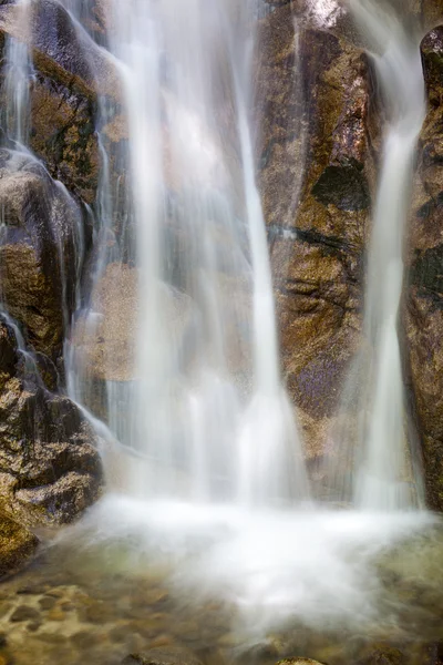 Wasserfall und Felsen hautnah — Stockfoto
