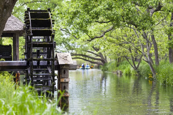 Roda de água no rio Yorozui, Hokata — Fotografia de Stock