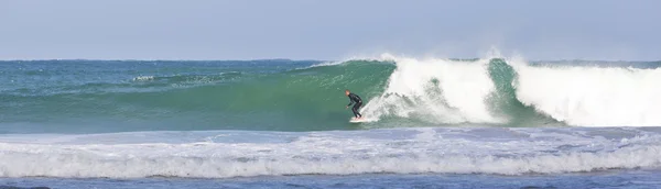 Surfen in der Kornwand lizenzfreie Stockfotos