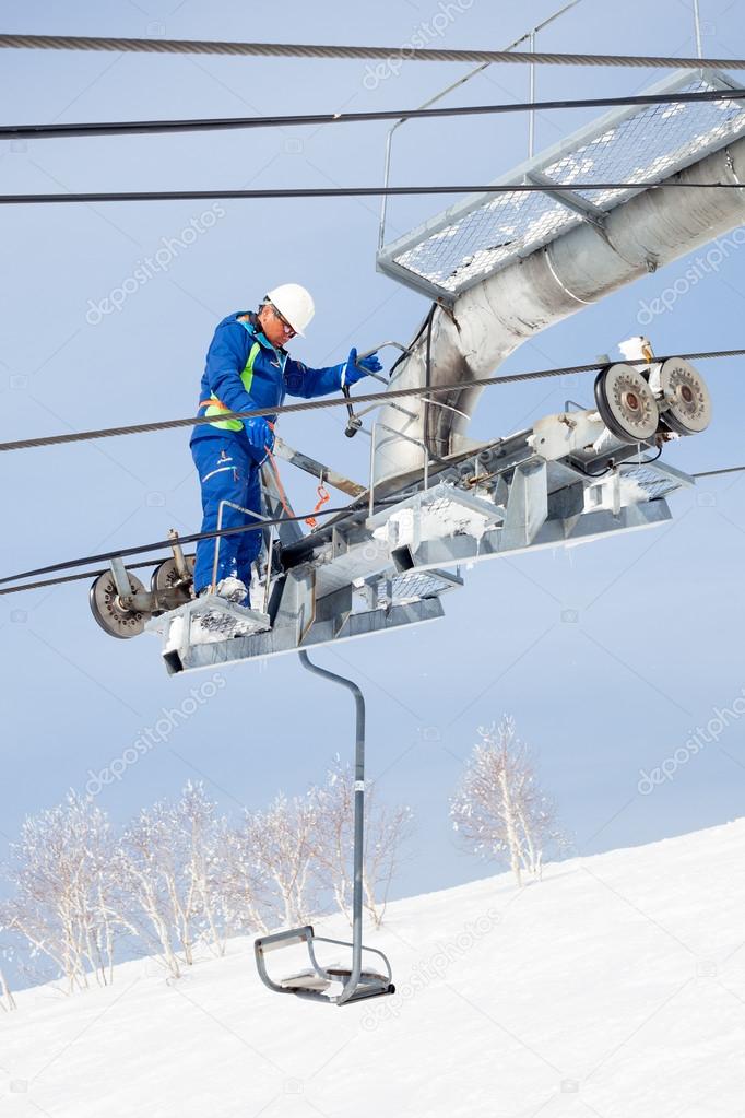 スキー場のリフト メンテナンス エンジニア ストック編集用写真©antb＃22528673