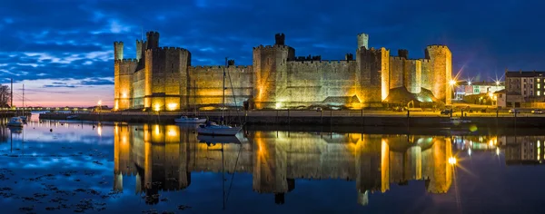 Caernarfon castle på natten — Stockfoto