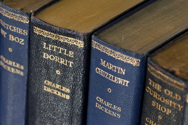 Книги Чарльза Діккенса — стокове фото