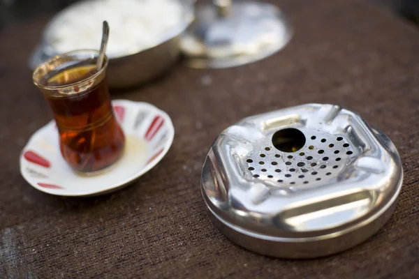 Пепельница и чай — стоковое фото