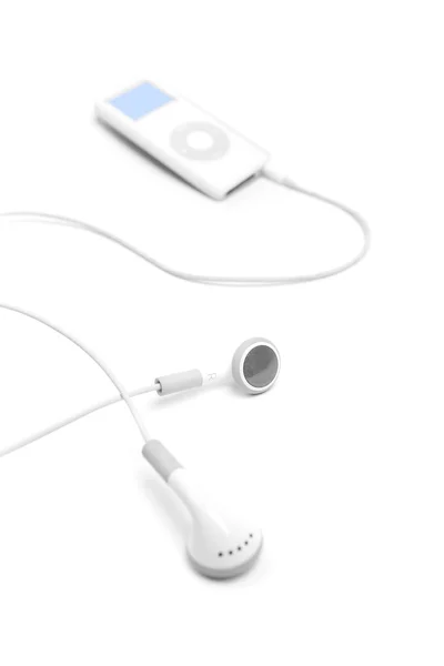 苹果耳机和 ipod nano — 图库照片
