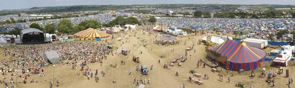 Panoramisch uitzicht op het glastonbury festival website — Stockfoto