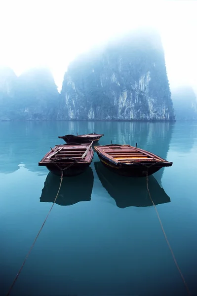 Lodě v mlze Halong bay, vietnam — Stock fotografie