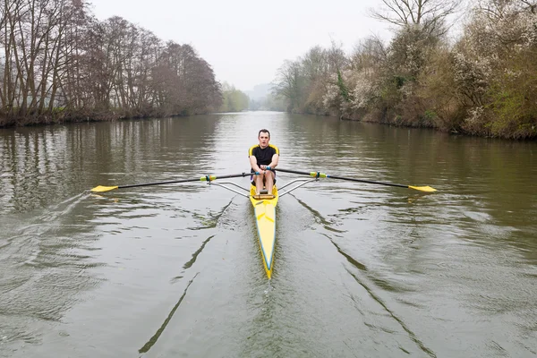 L'uomo che rema sul fiume Avon — Foto Stock