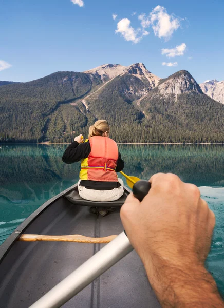 Paddla kanot på emerald lake — Stockfoto