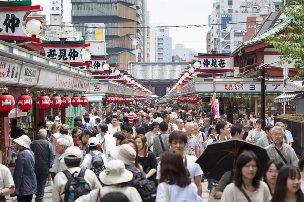 Turistas en la calle comercial Nakamise en Asakusa, Tokio — Foto de Stock