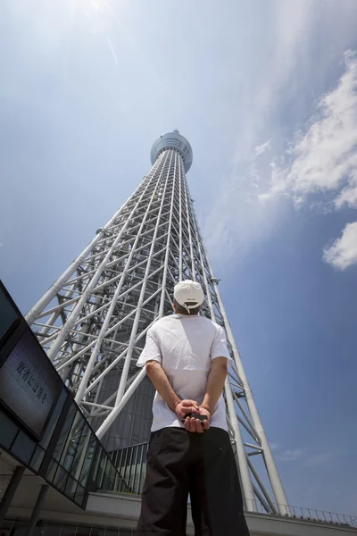 Man looks up at the Tokyo Skytree — Stock Photo, Image