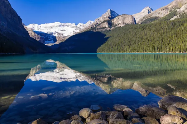 Reflektioner i lake louise — Stockfoto