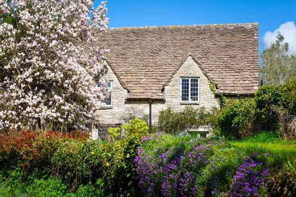 Quaint Inglês Country Cottage — Fotografia de Stock