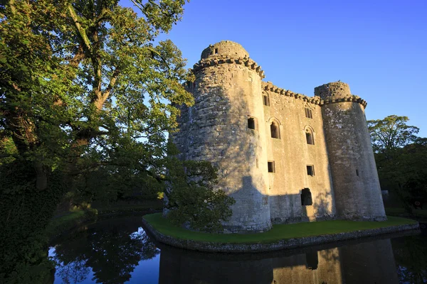 Castle and moat, Somerset, UK — Stock Photo, Image