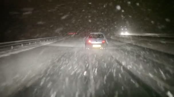 Guidare in neve pesante — Video Stock
