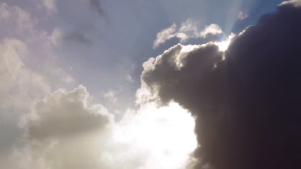 太陽が雲の後ろから出てくる — ストック動画