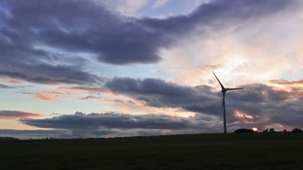 Groothoek wind turbine zonsondergang — Stockvideo